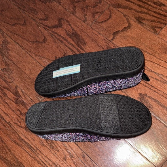 New in box - kids black chunky glitter ✨ Tom’s slides in size 4 youth. - Picture 7 of 9